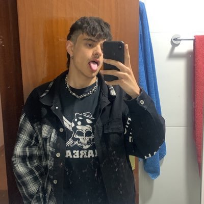 Me mola el punk, los festivales y beber cervecica :) Pero no me gustan las patatas fritas ): -Hoy los punkis ya no gritan revolución