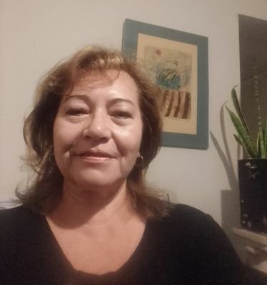 Madre de dos. Abu de Emma.Locutora y conductora Radio Nacional. Periodista de La Gaceta. Directora de Contenidos Radio Universidad. Comunicaciones UNT.Jubilada.