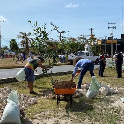 •Orgullosamente Cancunense.
•Vecino de la SM. 43
•Protegiendo Nuestro Patrimonio y Medio Ambiente.