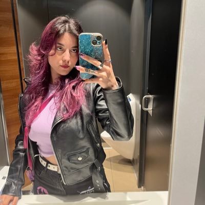 Bacheliche's profile picture. Amo a los gatos, sobre todo a los míos. Si no te gustan mis/los gatos, puerta. Aliada gatrista:
«La revolución será gatrista o no será»