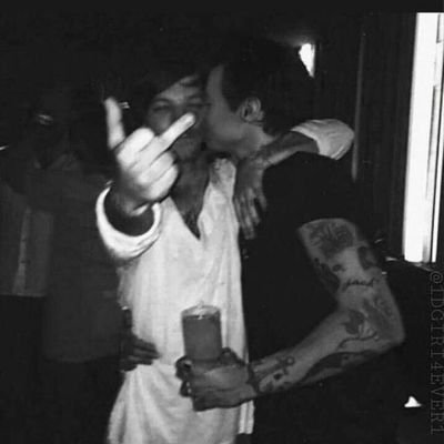 STAY ALIVE 💔🩹
Soy un 10 pero mi estabilidad mental es 0
⚰️🚬 🌻 🎸🌈