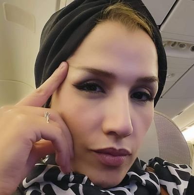الصفحة الرسمية الوحيدة على التويتر للكاتبة و الشاعرة الجزائرية :    سمية محنش