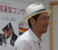 京都で素人表現者による「風蓮堂コンサート」を企画・演奏しつつ、富山で保育園・お寺の手伝い。「実家への単身赴任者」。
特撮シンガー/仏教をテーマに作詞。ソロ活動のプロジェクト名は、The Band of Toy。