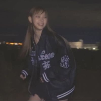 candlelitmila's profile picture. here to complain