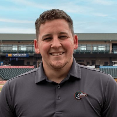 Corporate Partnership and Entertainment Manager @greatlakesloons | Voice of Dow Diamond | MHSAA TV/Radio Network | Varsity Boys Hoops Coach @ Merrill