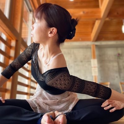 6歳から習いはじめ、一度は離れたバレエ。17年勤めた会社を退職後、バレエストレッチの講師になりました!アラフォー二児のママ。レッスンや日常のこと呟きます。