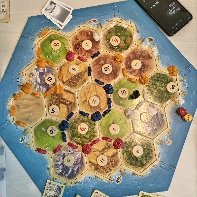 盤上競技と書いて「ボードゲーム」と読みます。現在部員14名で毎週木、土、日に活動しています。準同好会になるため新たな部員を募集してます!興味のある方はdmにて