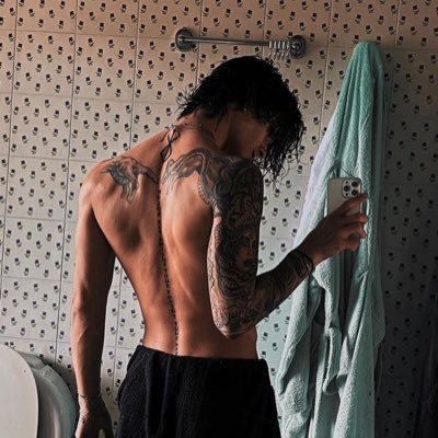 yi___bg's profile picture. 