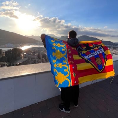 Yo vi jugar al Levante de Javi Calleja❤💙. Per Sempre Amunt Llevant ⚔️🔥 El mayor gafe de todo tw Levante 😬