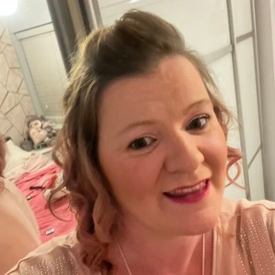 known as the pink lady... LSA, breakfast and After-school club leader who loves Gin and sparkles and my Sneinton family 💗