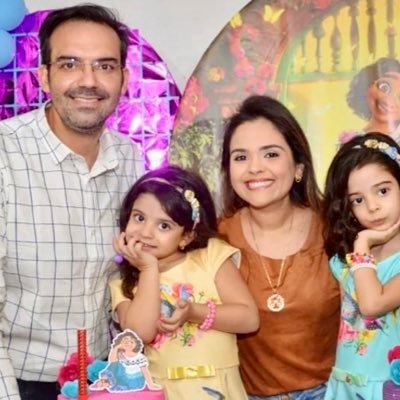 Sou casado. Tenho 2 filhas gêmeas. Sou empreendedor no ramo de Frigorifico.
