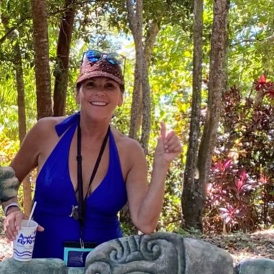Happy in blue jeans,grandbabies are #1,praying for peace,Hockey Fan,decorating,antiques,front porch swings,wine,fried chicken,dogs and cats❤️