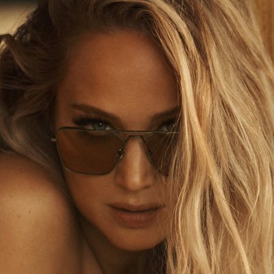 Account for updates and throwbacks regarding Jennifer Lawrence and her projects. Not associated with Lawrence or her team until I see a paycheck.