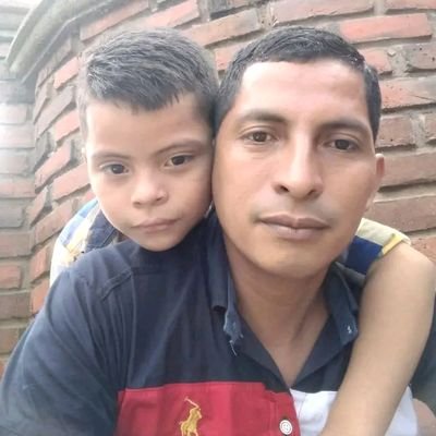 Papá de Santiago. Auxiliar de bodega en Importadora Universal.