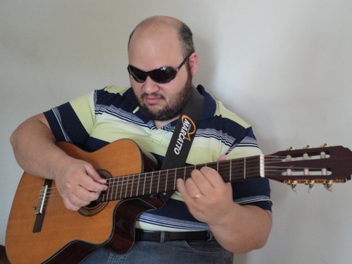 Música para ouvir, tocar e cantar; discos de vinil; bons vinhos e bons pratos; viagens; Clube Atlético Mineiro! Cristão, casado e que ama a esposa.