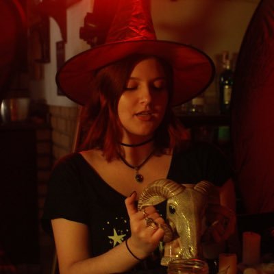 carolcavagnolli's profile picture. 🎓Cineasta, escritora e bruxa má no meio tempo🔮