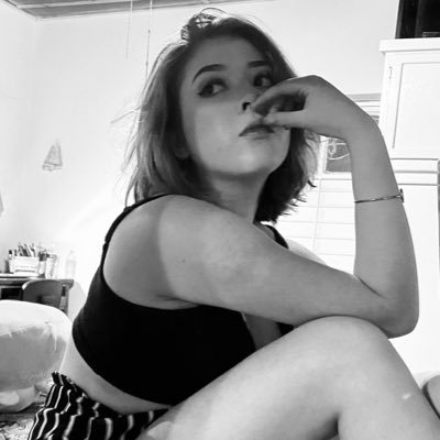 Proclamándote Diosa, arrodillándote eslava.