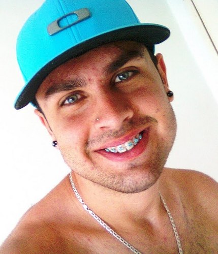 - 20 anos, Corinthiano, do signo de Sagitario, Enquanto uns buscam perfeição, eu só procuro felicidade...