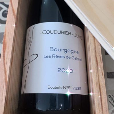 Domaine viticole familial: vins de Bourgogne. Méthode gravitaire, lunaisons, tout à la main. Winemakers & owners in Beaune - Bourgogne using gravity only.