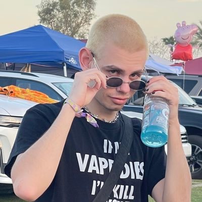 shrink3dink's profile picture. Hopelessly addicted to Caprisuns and coloring little squares