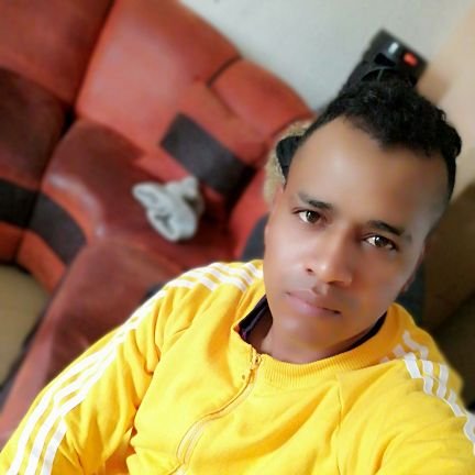 Rapero Ecuatoriano representando desde Quito las esquinas más reales