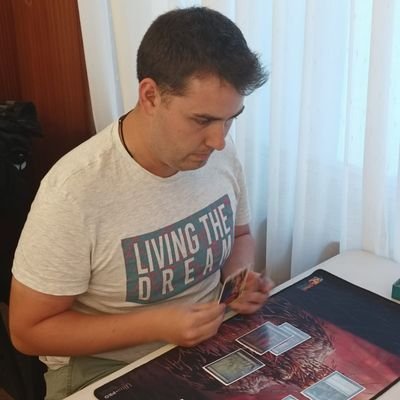 28 otoños, Intento de Streamer afiliado en Twitch, apasionado de los videojuegos, juegos de cartas y de mesa,¿que mas se puede pedir? MTG Player, Gruul & Tron😍