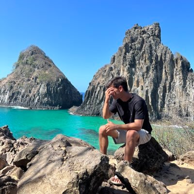 uma pessoa qualquer, fazendo qualquer coisa, num lugar qualquer