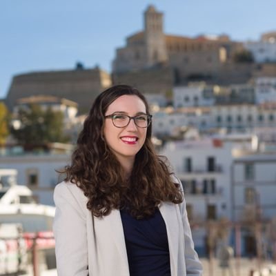 Llicenciada en química, docent de física i química a Eivissa.