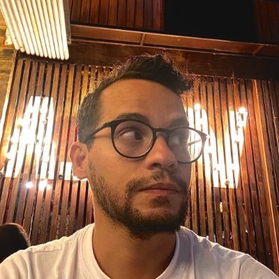 Alguém que cansou da cidade grande e trocou o asfalto pela areia e mar.
Futurisra, UX designer, empreendedor, doido por conversas filosóficas e memes