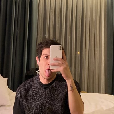 sanliakgunn's profile picture. in dog years im dead @madrigalband 🌹