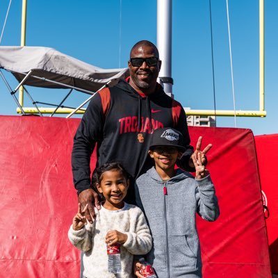 Believer, Follower of Jesus Christ, Blessed Husband and Father of 4, USC Trojans Football Chaplain ✌🏾, Mentor, Striving to be the best version of myself daily.