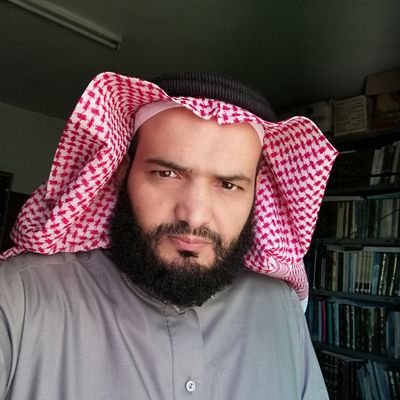 د. سلمان أبو غنيم ، متخصص في الأدب والنقد. وزارة التربية والتعليم القطرية