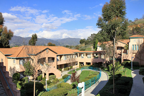 Heritage Oaks has Resort Style Senior Living 55+. Nestled in the
foothills of the San Gabrial Mountains.