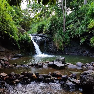 Saltos de agua de época lluviosa, ubicados en las faldas y quebradas de cerro azul, conocidas como las cataratas de la perimetral