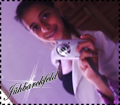 - éн . .
     αquelα meniiniinнaa cresceu '
　　αmαdureceu e αprendeu α ver o mundo
　　　com outros olнos*descobriiu que não vαle α penα' sofrer.
　