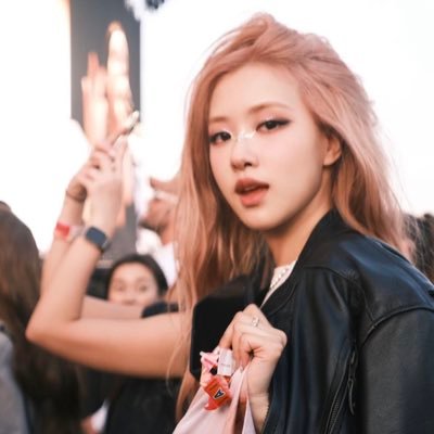 ROSÉ • BLACKPINK • TREASURE 🌷 ~main account @teumeroje got suspended due to copyright, help me find my mutuals 😟