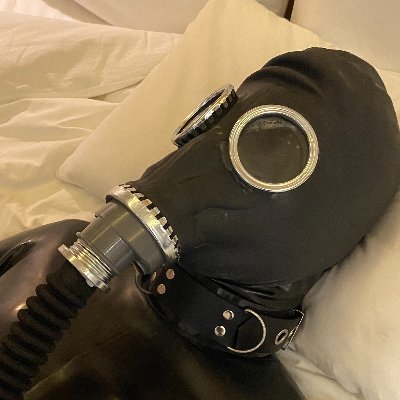 #rubber #latex #heavyrubber #BDSM #gasmask rubber와 sm 좋아하는 스위치(sub 90 : dom 10), 선호플(브컨/골든/더티/일렉/린치/본디지/딥스롯/요도 등)