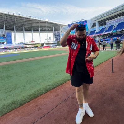 just a fan having fun! Marlins/Dolphins/Heat ⚾️🏈🏀 - Miami, FL 🏝️ MG💍