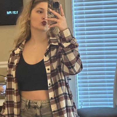 bigdaisybee's profile picture. i play overwatch and planet zoo