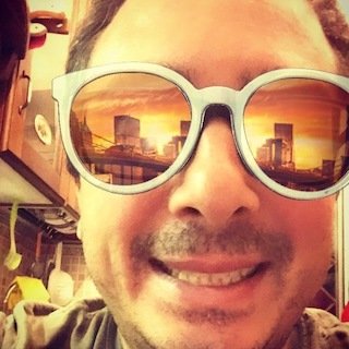 noomakdhar's profile picture. Vengo da lontano. Ho con me una valigia, due sciacalli e cinque biglie. Uno sciacallo mi dice le cose, l'altro me le spiega. Poi lancio le biglie.