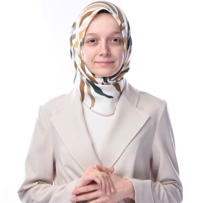 AK Parti Ankara Milletvekili/ Gençlik Kolları Dış İlişkiler Başkanı/ TOBB ETÜ-Endüstri ve Bilgisayar Mühendisliği/ MSÜ-Savunma Teknolojileri Yönetimi YL/ Anne