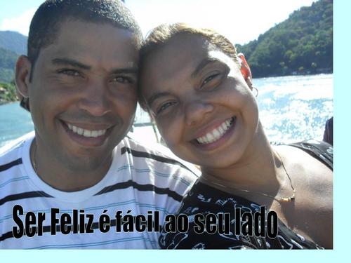 Somos um casal apaixonado, abençoado e cheio de amigos que amamos, somos constrangidos com o amor que vem de cada um deles.