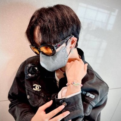 woong_darling's profile picture. 〘〙/ 🌍🌹
'93 liner | INFJ-T 
English language and literature 🎓  
I teach English to Koreans ~
#환웅 ♡ #RAVN
Always by your side, my 🌹
'우리가 함께했던 시간들은 사라지는게 않으니까'