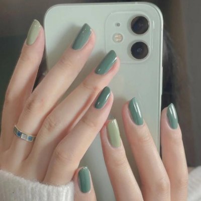 Alya_na1215's profile picture. "I avoid looking forward or backward, and try to keep looking upward."