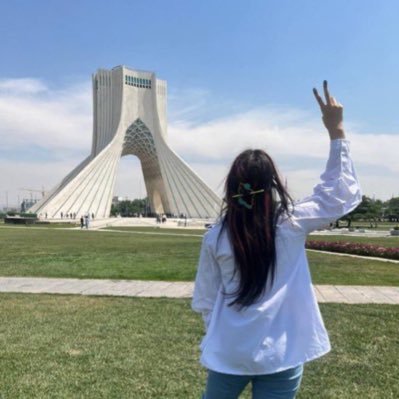 ما نمیگذاریم ایران بمیرد، حتی اگر خودمان بمیریم.
لیبرتارین سبز