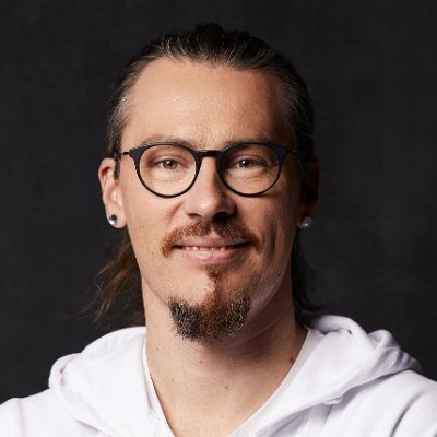 Huippu-urheilun asiantuntija.
Perheenisä ja aviomies. Sydämessä musiikki ja sähkökitarasoundit