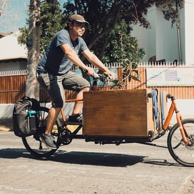 (Él/elle/ella)🏳️‍🌈
Aprendiz y fan d contorsionismo y afines; persona dispersa, diversa; opino y me muevo en 🚲.
Colaboro desde @PedaleaXlaCalle y @ciclolumpen