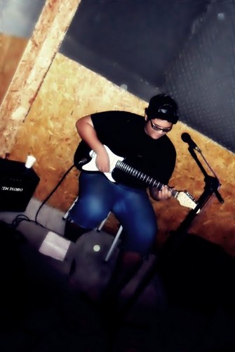 Sou mais um jovem querendo aproveitar a curta vida, vivendo intensamente cada momento.