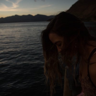 garavata's profile picture. Hablo sola y no me aburro. Todavía escribo y canto canciones de amor. Me llamo Natalia