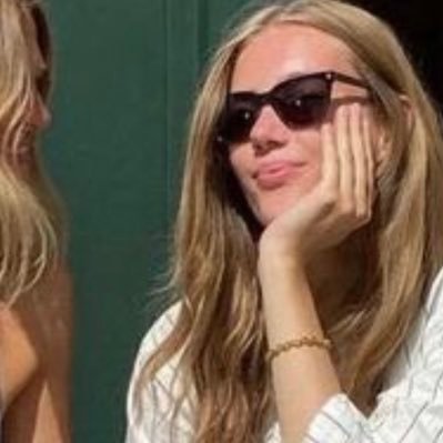 uniqee_1122's profile picture. 